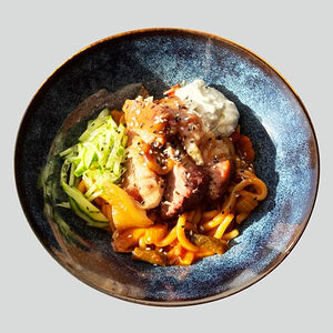 Лагман с томленой рулькой в соусе по-сеульски жареный