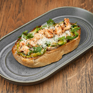 Брускетта с гуакамоле, креветками, сырным кремом и вялеными томатами