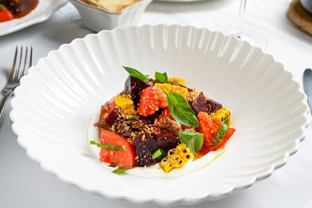 Салат с капченой свёклой, сладкими томатами и муссом из рикоты