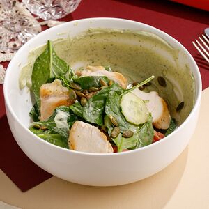 Салат с жареным цыпленком и йогуртовым соусом