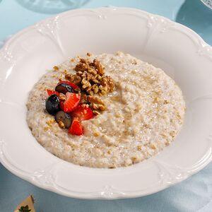 Овсяная каша с сезонными ягодами и грецким орехом