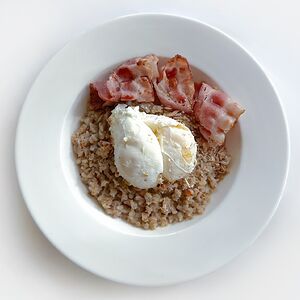 Грибная гречка с беконом