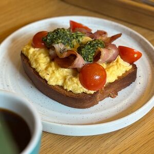 Френч тост с скрэмблом и беконом