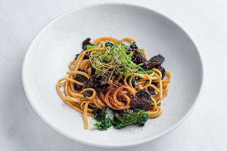 Лингвини со сморчками и шпинатом