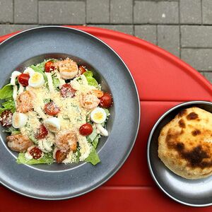 Салат Цезарь с креветками