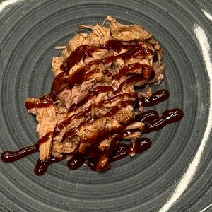 Томленая свиная лопатка с соусом BBQ
