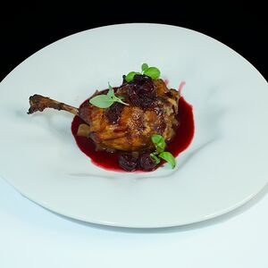 Утиная ножка с копченой грушей и вишнёвым соусом