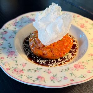 Тартар из мурманской форели с авокадо и рисовыми чипсами 