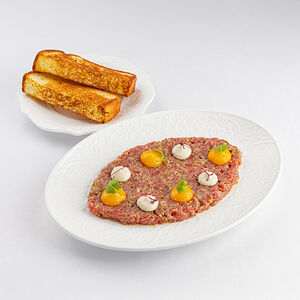 Тартар из говядины с кремом из белых грибов