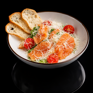 Салат Цезарь с лососем