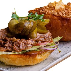 Бургер с рваной говядиной