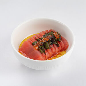 Сашими из тунца с шисо и соусом из желтого перца