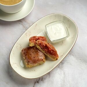 Блины с яблоками и смородиной, со сметаной