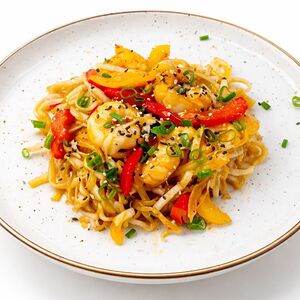 Удон с лососем и креветками