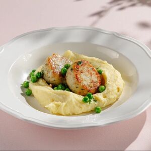 Щучьи котлеты со картофельным пюре и зеленым горошком