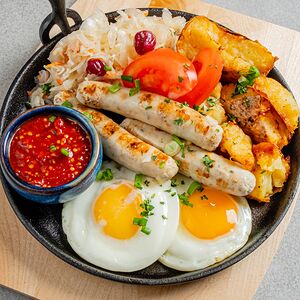 Сельская сковородка с колбасками, картофелем и глазуньей 