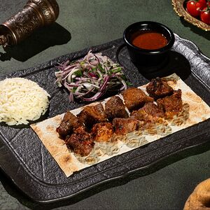 Ягненок на шпажках с гарниром