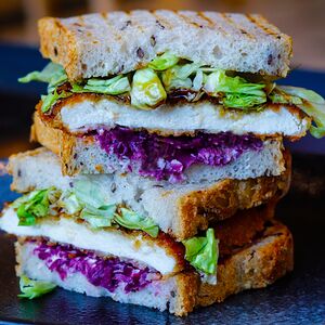 Сэндвич с курицей кацу