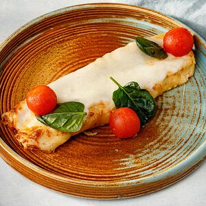Блины с разварным языком и соусом Сырный бешамель