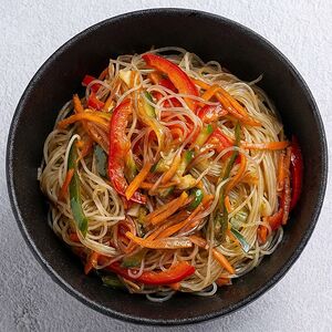 Салат «Двойная Фунчоза с овощами в соево-чесночном соусе»