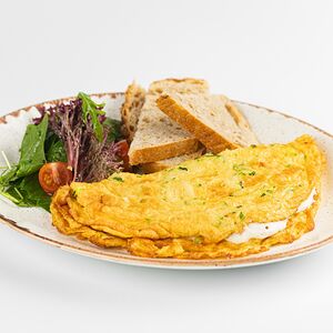 Омлет с цукини, сливочным сыром и соусом бешамель