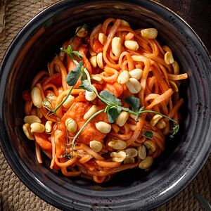 Лапша Удон с курицей, овощами и арахисом в соусе Пад Тай