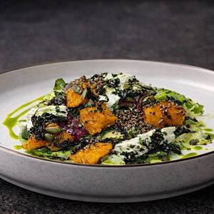 Салат с запеченной тыквой, моцареллой и соусом тахини