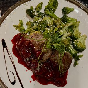 Говядина с вишневым соусом и овощами