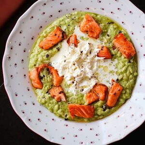 Ризотто с запеченной форелью страчателлой и песто 