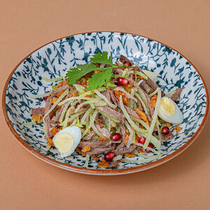 Салат со сладкой редькой и говядиной