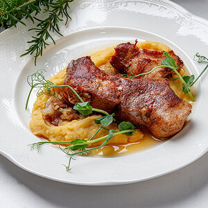 Гороховая каша со свиным ребром и копчёным салом