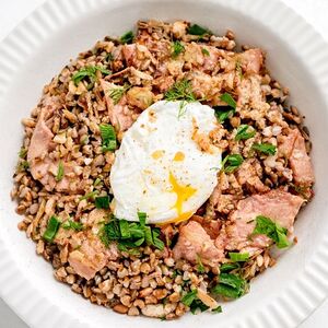 Греча с беконом