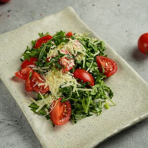 Նեխուրով և ռուկոլայով թարմ աղցան