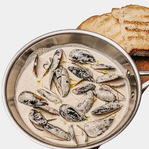 Сковорода мидий в трюфельном соусе