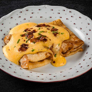 Блинчики с ветчиной, сыром и соусом голландез
