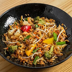 Жареный рис с овощами 