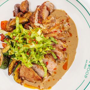 Стейк тальята из свинины с запеченными овощами и горчичным соусом 