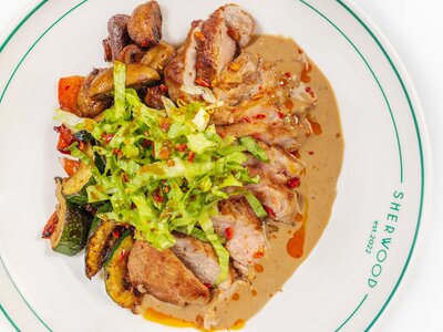 Стейк тальята из свинины с запеченными овощами и горчичным соусом 