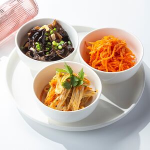 Ассорти корейских закусок