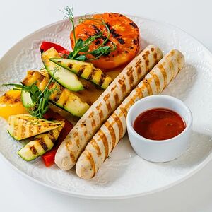 Колбаски из индейки с овощами гриль