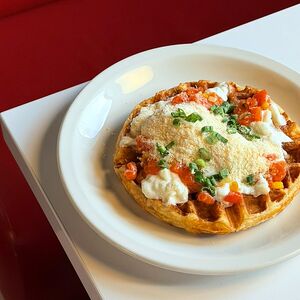 Вафля с тартаром из лосося и яйцами пашот