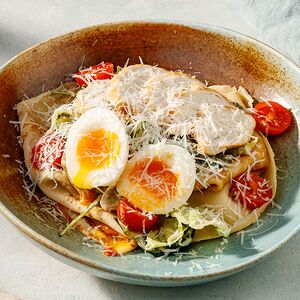 Блины с куриной грудкой и томатами черри