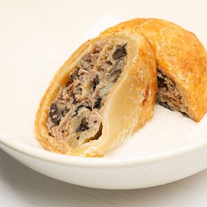 Курник с уткой, картофелем, сыром и грибным соусом