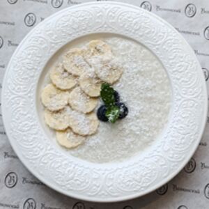 Каша рисовая на кокосовом молоке с голубикой и бананом