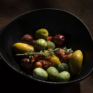 Оливки в прованских травах с вялеными томатами