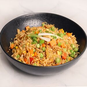 Жареный рис с овощами