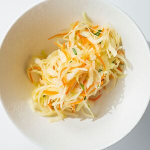 Пикантный салат с капустой