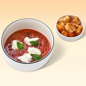 Томатный суп со страчателлой, базиликом и гренками