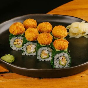 Ролл с криспи лососем