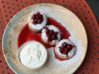 Домашние сырники с ягодным компоте и сметаной